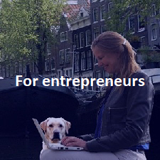 Button to page for entrepreneurs with lawyer (jurist) drafting contracts on laptop in Amsterdam with Labrador